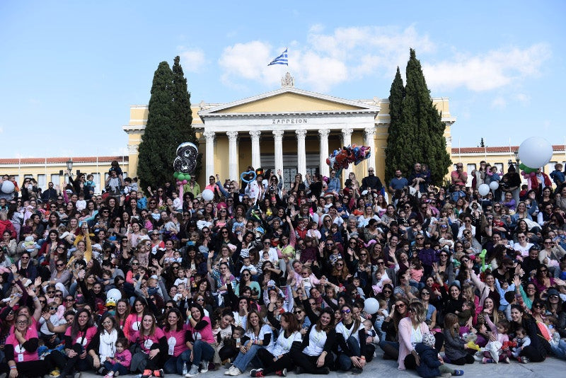 Πάνω από 1.000 μαμάδες θήλασαν τα παιδιά τους στο Ζάππειο